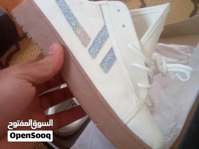 يوجد أحذية للبيع بالجملة  موديلات عصرية وأنيقة  المقاسات: من 35 إلى 40  المكان: زليتن
