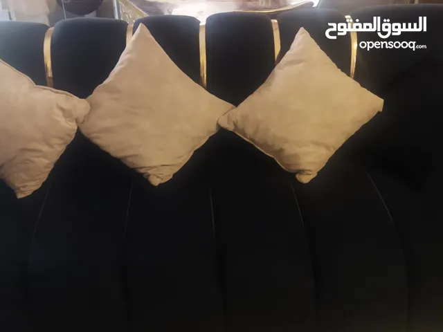 كنب وحدة ثلاثية ووحدة ثنائية وثنتين مفردات بحالة الوكالة وبسعر مغري قابل للتفاوض