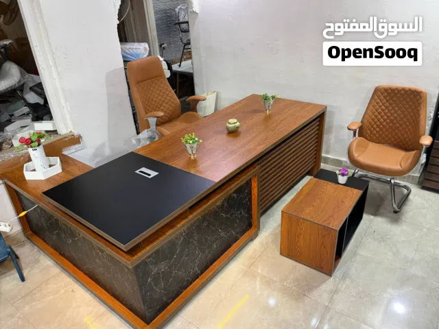 مكتب اداره فاخر الرخامي الاصلي خشب Mdf إسباني مقاس 240سم عمق 160سم مزود بسايد به 3ادراج واتنين درفه