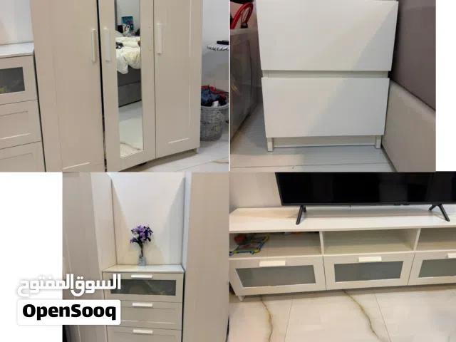 للبيع خزائن ملابس وطاولة تلفزيون
