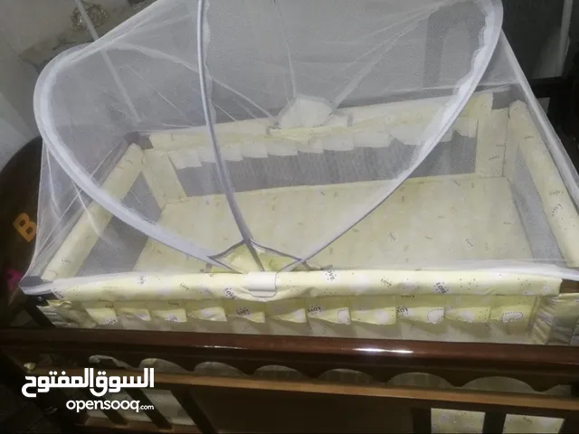 تخت بيبي تفصيل مع ملحق خزانة بنفس السرير + مهد بيبي هزاز عرباية شارع للبيع استعمال بسيط