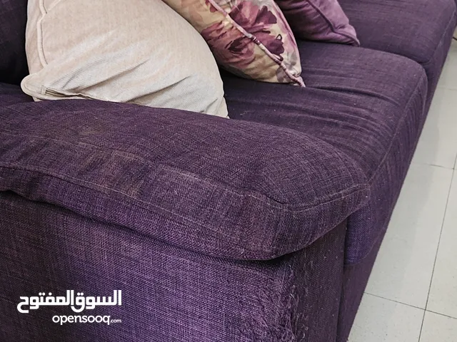 كنب صالة مع طاولة وسط وطاولة صغيرة