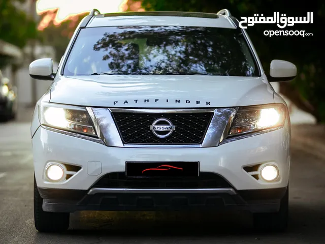 NISSAN PATHFINDER 2015  EXCELLENT CONDITION  WHITE