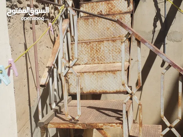 سلم حديد كما هو في الصور