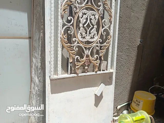 باب حديد متر × مترتين وعشرين . نضيف غير مستخدم.