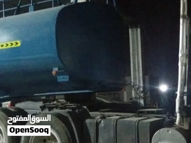 مان مع عقد عمل