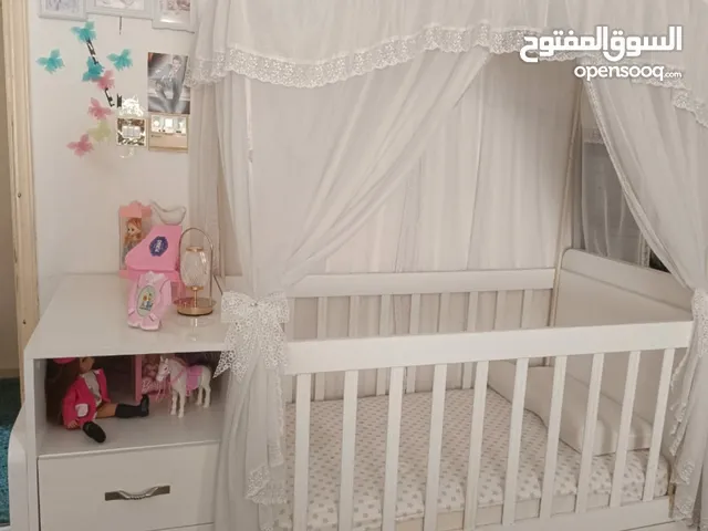 سرير بحالة جيدة جداً و نظيف استعمال خفيف جدا
