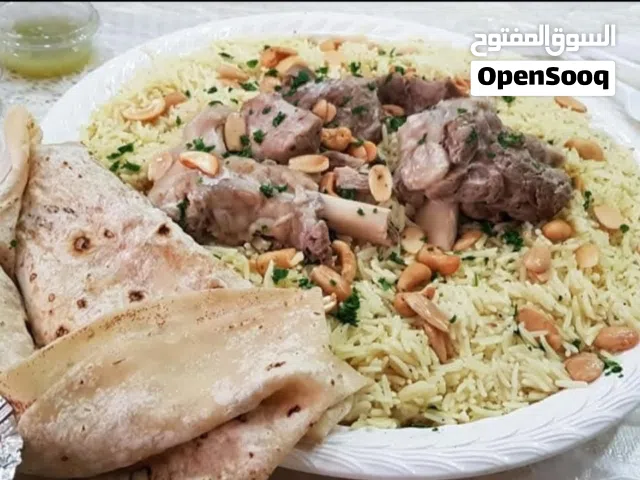 المنسف الأردني الأصلي بلحم الخاروف الطازج، مع الجميد اللبن الغنمي الأصلي.