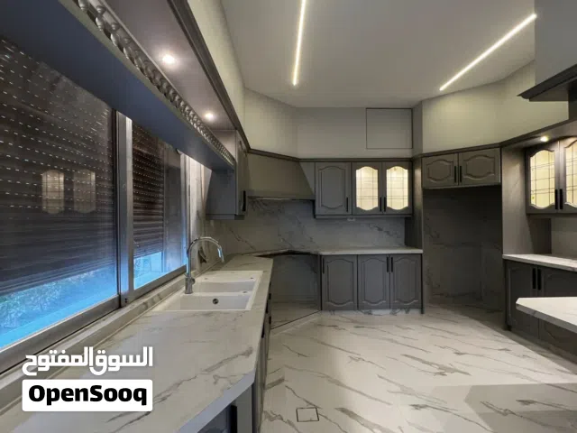 شقة مجددة للإيجار 4 نوم في أم أذينة