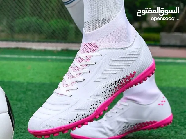 حذاء رياضي مخصص للعشب الصناعي بسعر مغري جدا 8500 ريال يمني 61 ريال سعودي