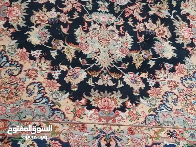 سجادة إيرانية منسوجة يدوياً