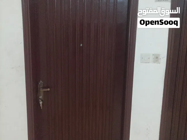 شقة للايجار في الفروانية قطعه 5شارع5 عمارات العربيد عائلات فقط شامله  والماء