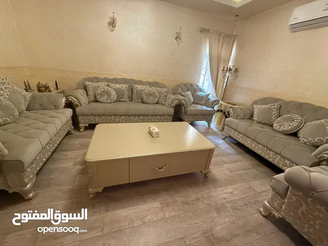 طقم مجلس للبيع خمس قطع وطاوله كبيره في المنتصف وطاولتين جانبيات مستعمل.. استعمال نظيف