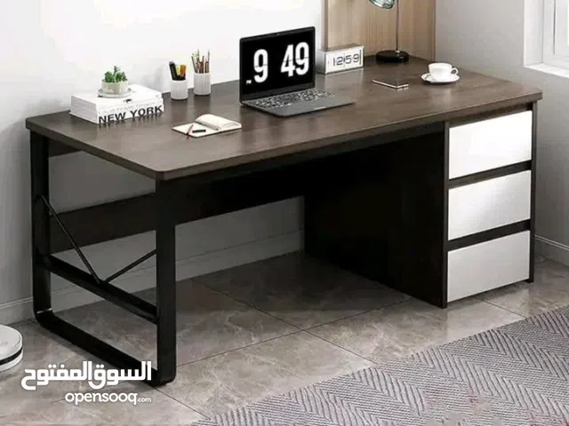 مكتب دراسي انيق مصنوع من مواد متينة تضمن لك الاستخدام لسنوات طويلة.