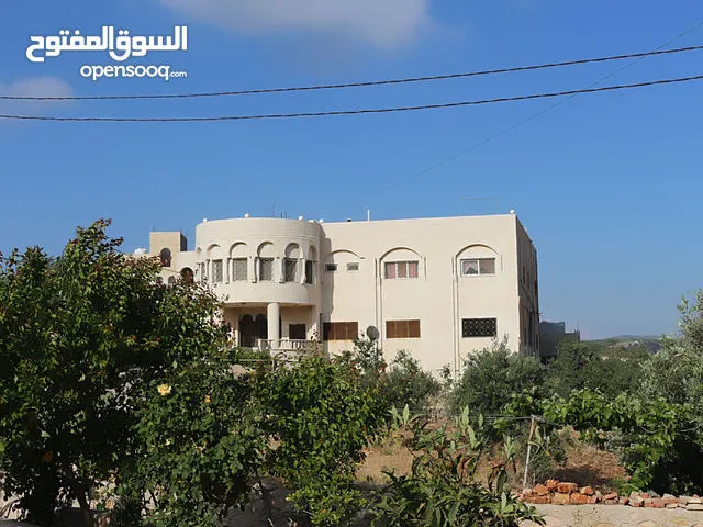 قصر فاخر مع خزان ماء كبير و أرض مطلة يصلح فندق ومطعم ومنتجع سياحي أو منزل لعظيم قرب التلفريك