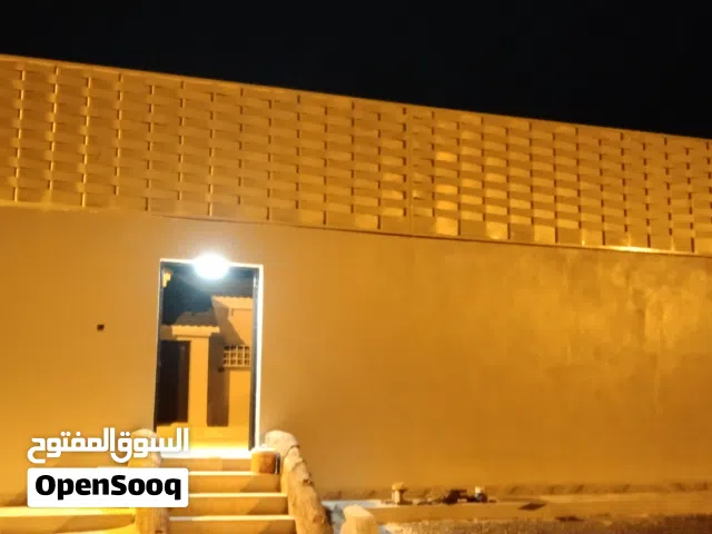 انا مصرى حداد بعمل جميع اعمال الحداده وتجهيز مزارع الخيل وهناجر وسواتر