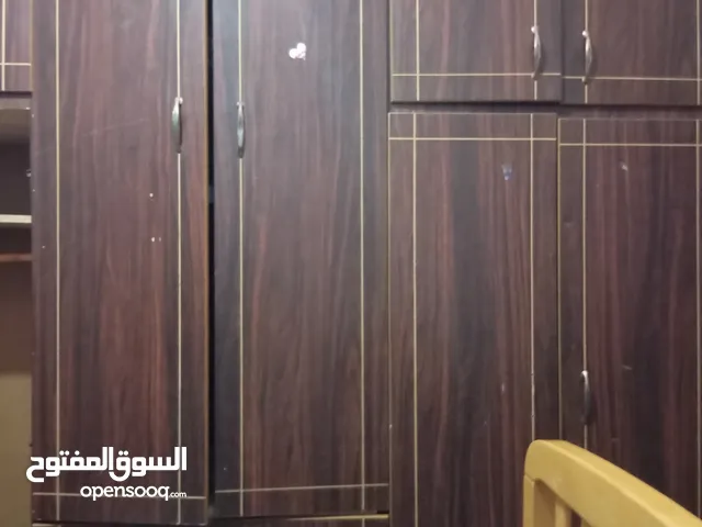 غرفة نوم للبيع بحالة جيدة مع خزانة
