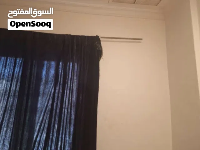 سكن دائم مطلوب شخص واحد لمشاركة شخص آخر في غرفة ماستر بحمام خاص داخل شقة مفروشة بالكام