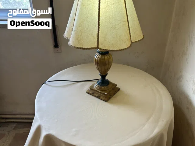 ثريا عدد 3 وبرادي عدد3 وتيبل لامب عدد 2 وطاوله عدد 2