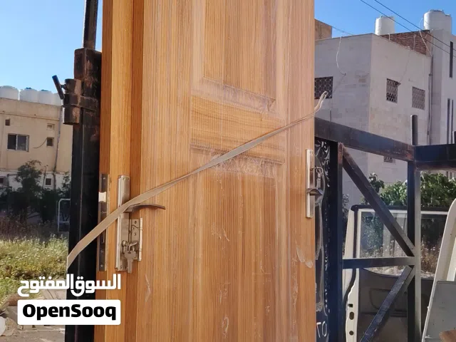 باب خشب بتصميم أنيق وتشطيب فاخر يعطي لمسة فخامة لأي مكان. السماكة قوية وعملية لتعطي عزل ومتانة