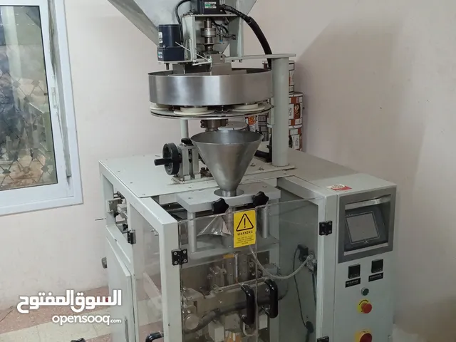 ماكنه تعبئه مع اكياس نايلون وعلب كرتون