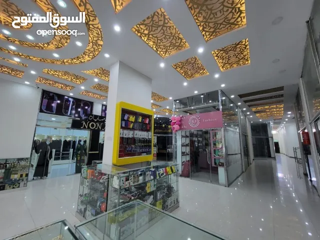 للاجار معرض دورين وبدروم وموقف سيارات في البدروم له مدخلين من الشارع الرئسي ومن الشارع الفرع معرض