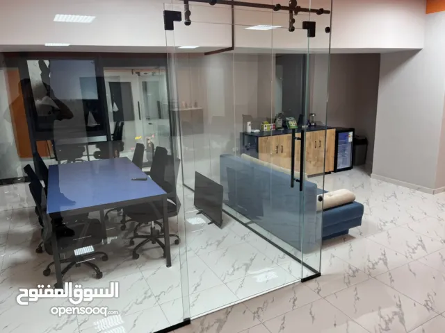 مكتب تشطيب سوبر مفروش مع الاثاث منطقه. حيويه اطلاله. وسط رفيديا واصل الماء والكهر،باء تسليم فوري