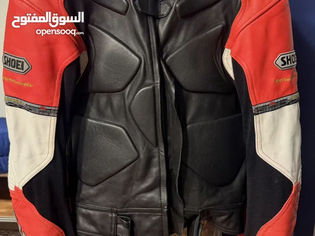 مزودة بحشوة واقية في مناطق رئيسية كالأكتاف والمرفقين والظهر لحماية من الصدمات. ويُظهر