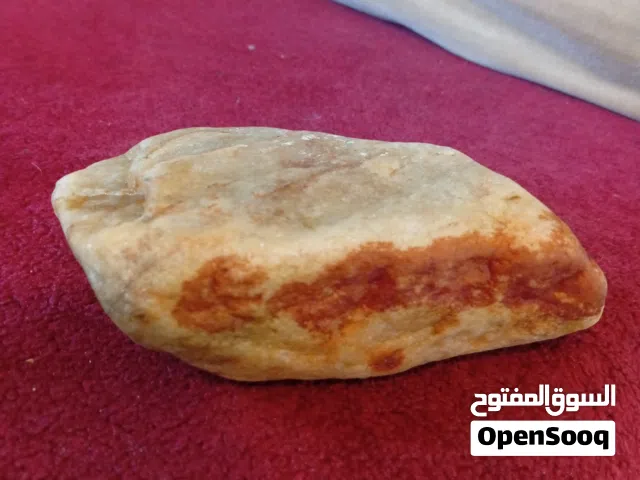 حجرة كأنها قطعة لحم