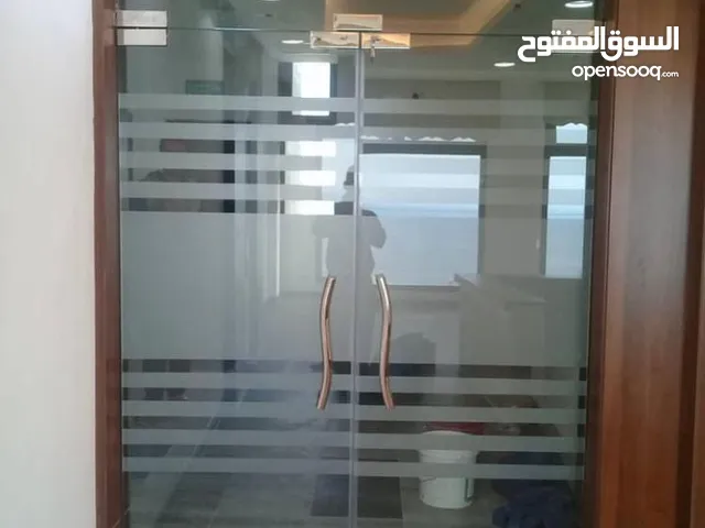 تركيب زجاج سكريت وشاورات بكس ومرايات وطاولات الطعام