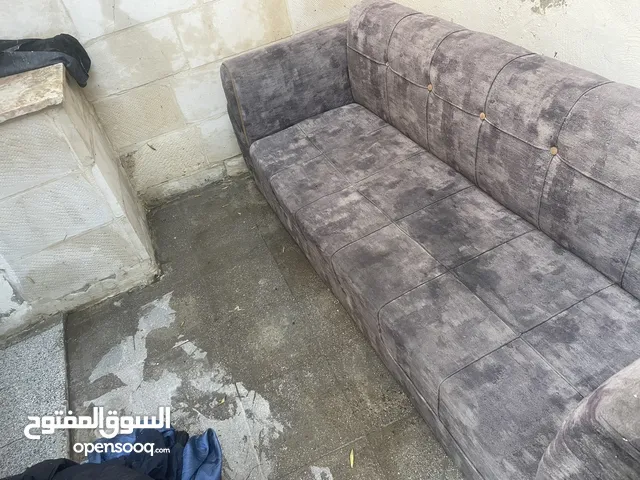 تخوت عدد 2 لون اسود بحالة ممتازة + كنبه طويله ثلاثيه بسعر مغري