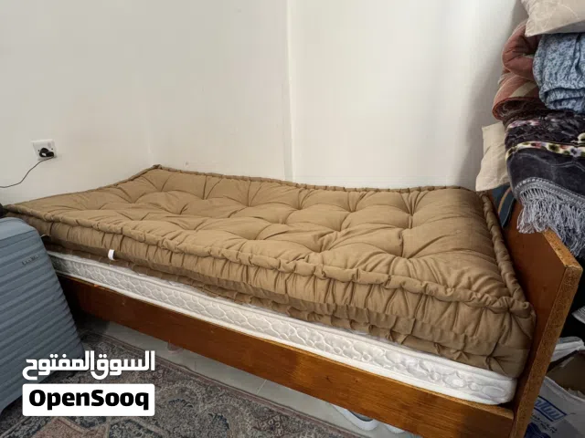 سرير مع مرتبتين بحاله جيده