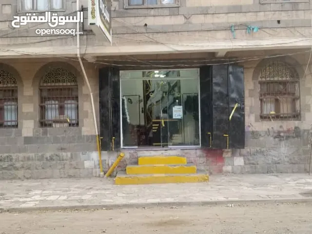 محل للايجار مع حمام وغرفة ومع الديكور