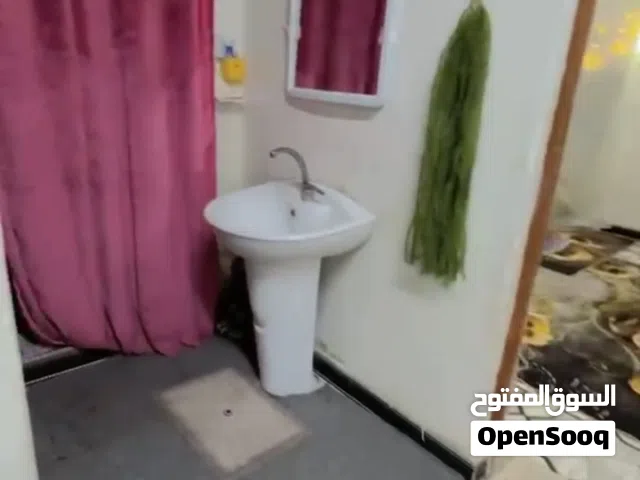 بيت طابقين مع مشتمل
