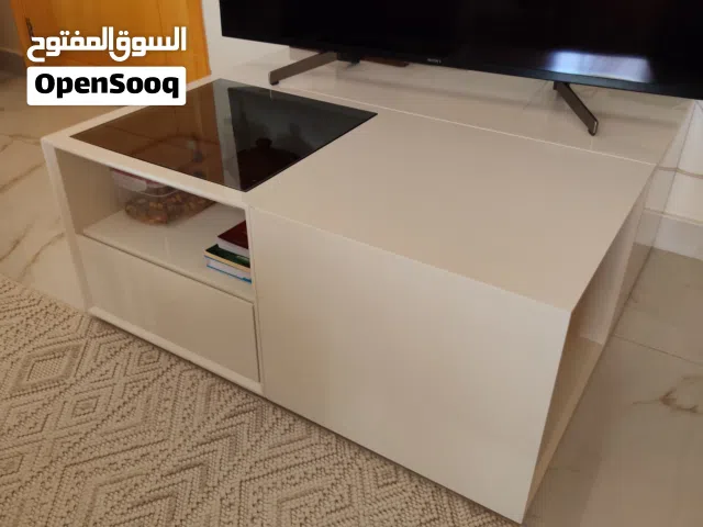 طاولة تلفزيون فخمة وعصرية بحالة ممتازة بسعر مغر