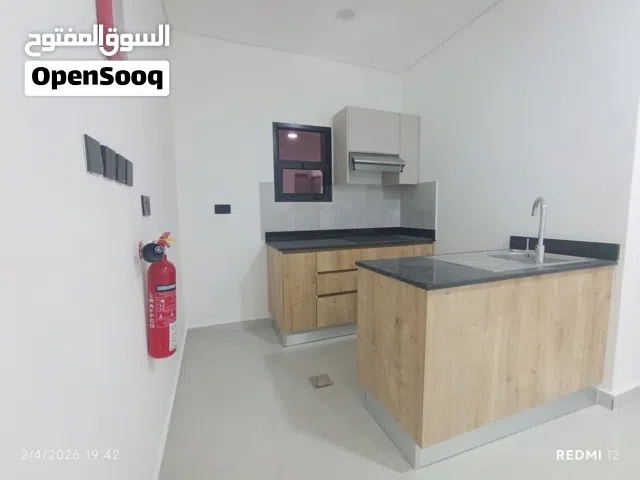 شقه للايجار للعوائل فخمة ومميزة ف العذيبة بموقع استراتيجي