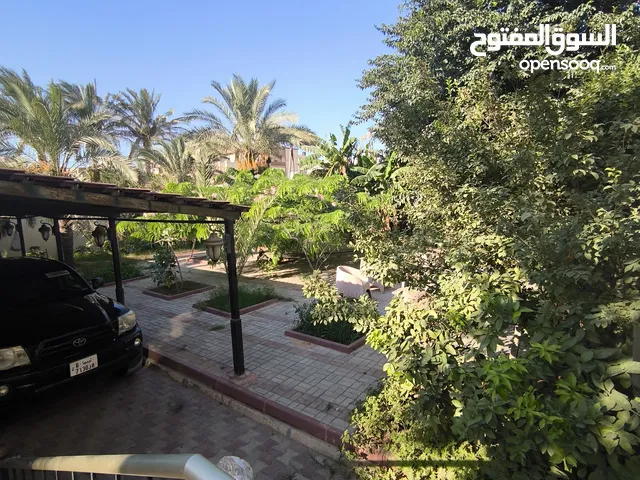 فيله مع حديقه كبيره  تصلح تكون مدرسه خاصه