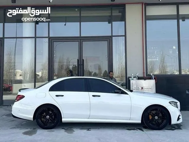 Mercedes Benz: E200