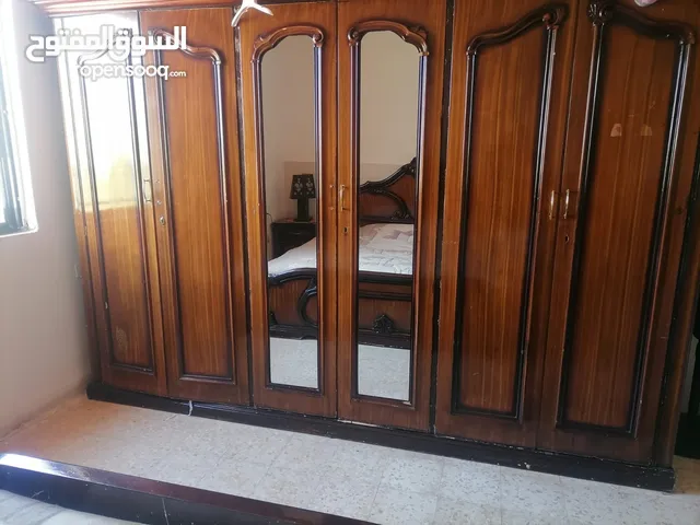 غرفة نوم وطقم كنب مع البرادي ومايكرويف بسعر جيد