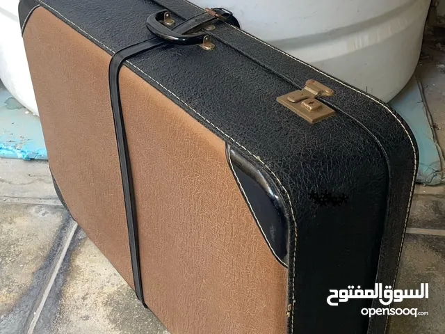 شنط سفر وحقائب قديمة ونادرة.