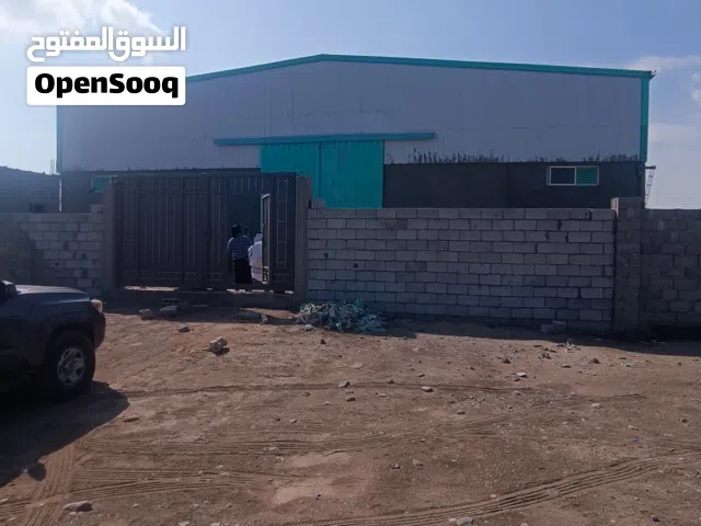 هنجر في مينا عدن المنطقة الحره قبل الجمارك  للايجار