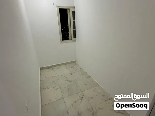 متوفر بارتيشن تقفيل نفس الغرف شقه نضيفه حمامين ومطبخ كل شى فيها جاهز للاستخدام السعر 65 شرط النضافه