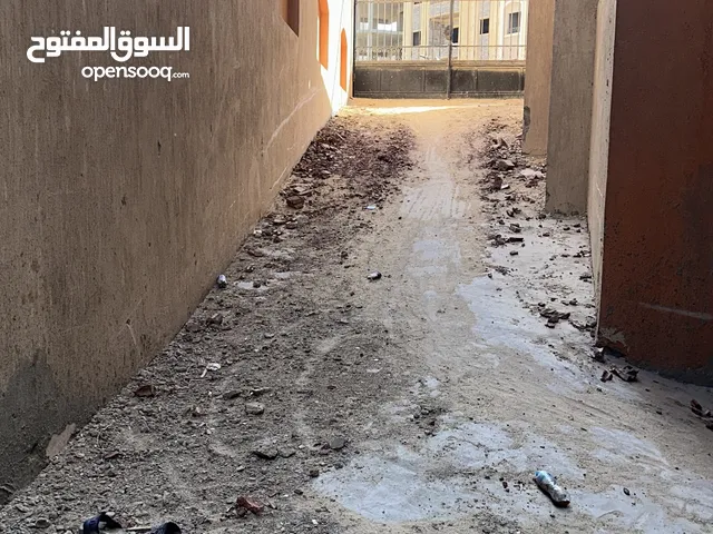 مخزن 50 م خلف الجامعه الامريكيه بالاندلس العائلي على محور محمد نجيب يمكن تشطيبه للعميل بالاتفاق