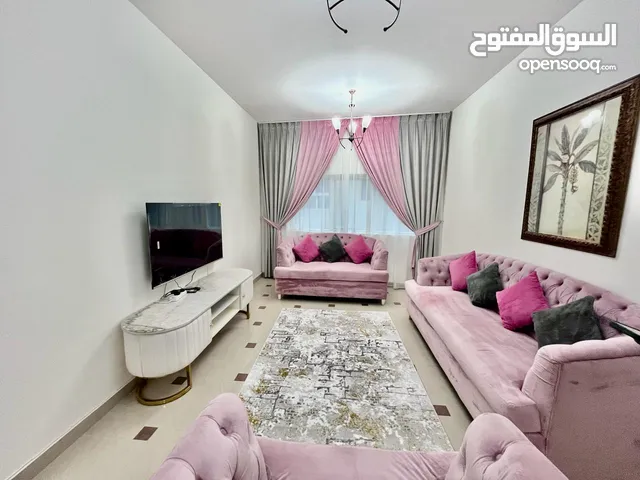 الشارقه التعاون شقه غرفتين وصاله ومطبخ وحمامين وبلكونه اطلاله علي بحيره الخان شامل انترنت