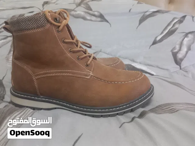جزمة ولادي لون بني جلد طبيعي من داخل فرو  صناعة  لا يوجد خدمة توصيل يسمح بلمعاينة قبل شراء .