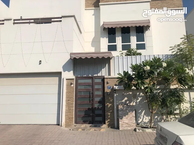 325 m2 More than 6 bedrooms Townhouse for Sale in Northern Governorate Madinat Hamad