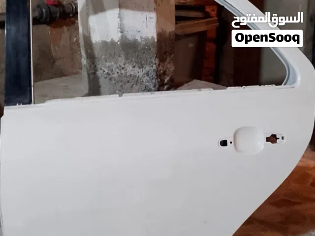 سياره يارس بيبان جهة السايق سعر الباب الواحد 125 الف  جهة السائق