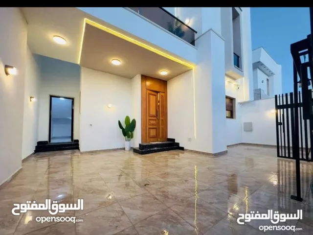 فيلا جديدة للإيجار،تقع الفيلا في حي سكني راقي ومغلق خصوصية كاملة للسكان وموقع ممتاز وقريب من الخدمات