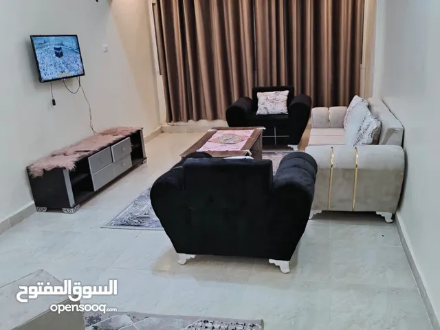 شقه فاخره للايجار سوبر لوكس فرش نظيف جدا 2غرفه منهم واحده مكيفه وجميع الاجهزه جديده دور 3 سلم