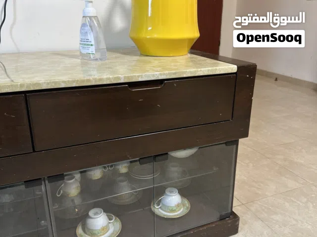 بوفيه لاسفل التلفاز و بوفيه منفرد بحالة جيدة